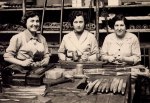  14_Fàbrica de Can Baurier. Tres revolveres. 1954. Col. Miquel Tuneu_Arxiu Municipal Sant Adrià